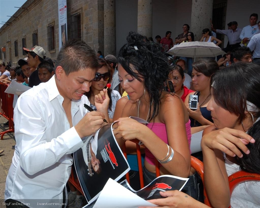 Dos horas de autografos. El fotografo renunció pasada la primera Dos horas de autografos. El fotografo renunció pasada la primera